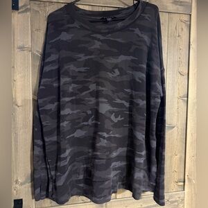 Athleta Black Camo Long Sleeve Performance Top (Size 1X)
